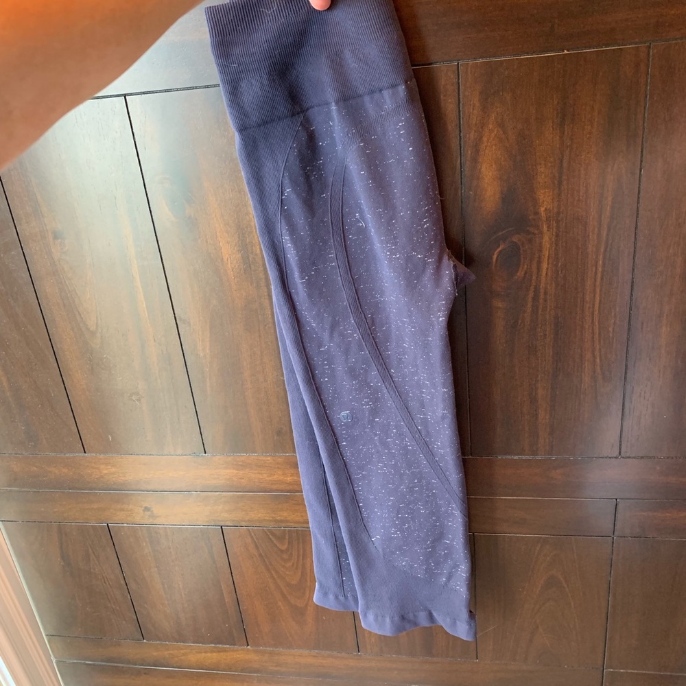Lululemon crop yoga pants navy and white size 6